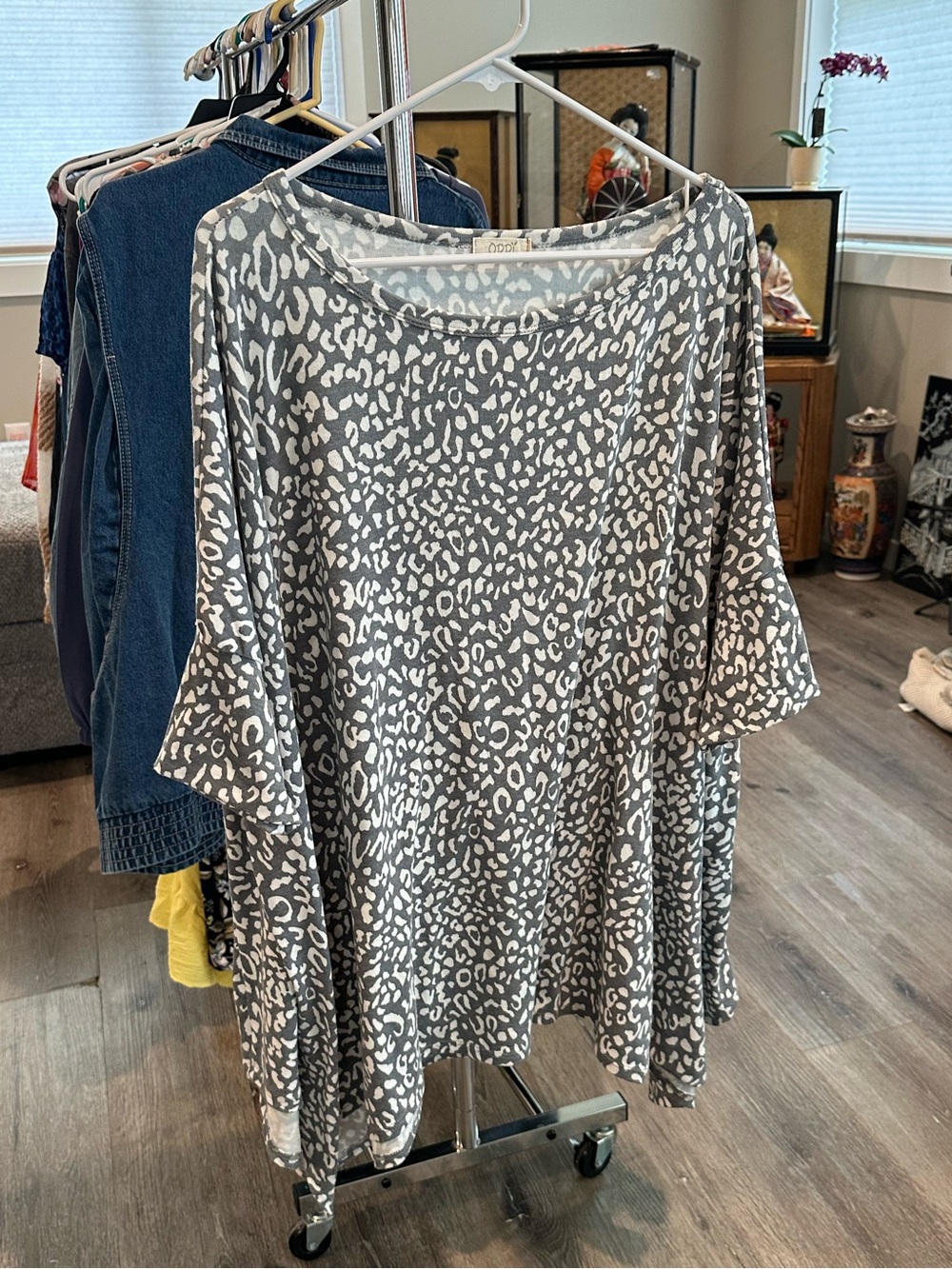 Oddy Women’s plus-size Gray & White Leopard-print Oversized Knit Top🩷🩷3X/4X - Picture 4 of 9